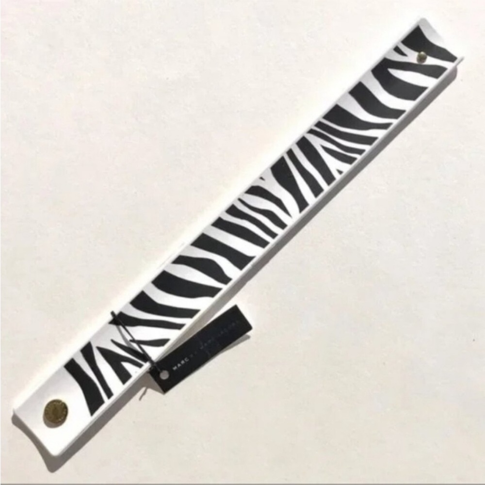 GIVVY! Marc by Marc Jacobs- NWT! Black and White Zebra Slap Bracelet